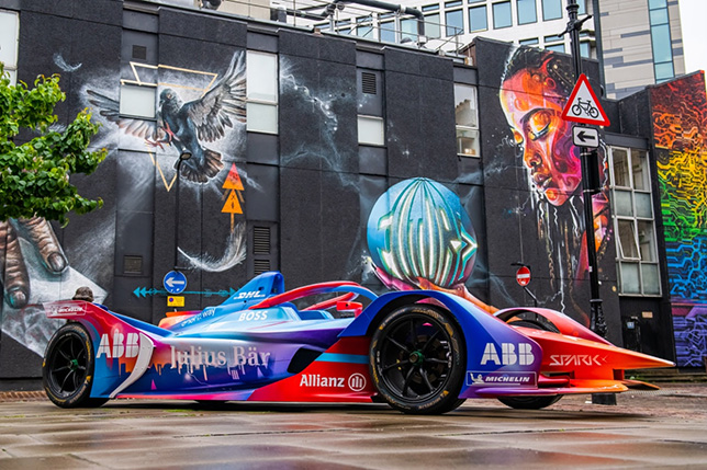 Машина Формулы E, разрисованная Mr Cenz на фоне граффити его же авторства, фото пресс-службы Формулы E