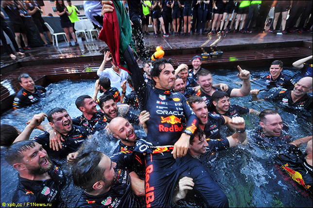 В Red Bull Racing праздную победу Серхио Переса