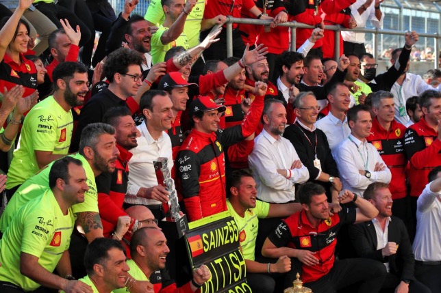 Коллективное фото команды Ferrari после победного Гран При Великобритании, фото XPB