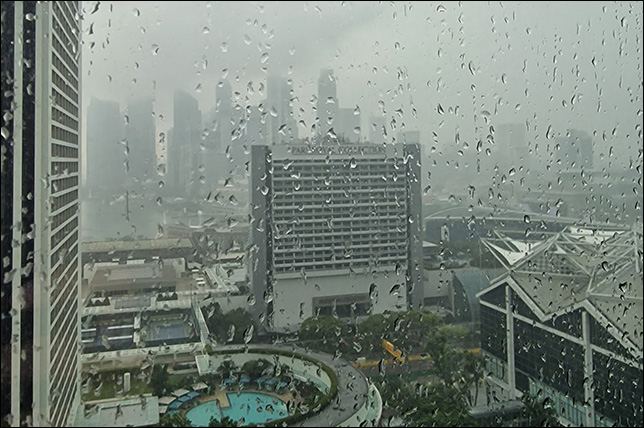 Дождь в Сингапуре. Фото McLaren
