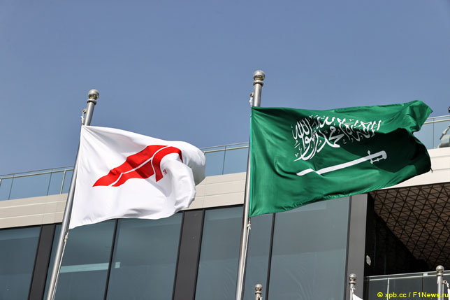 Флаги Формулы 1 и Саудовской Аравии