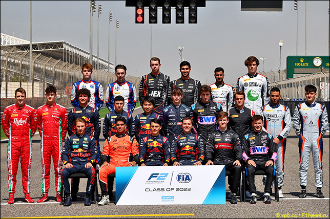 Групповая фотография гонщиков Формулы 2 перед началом сезона