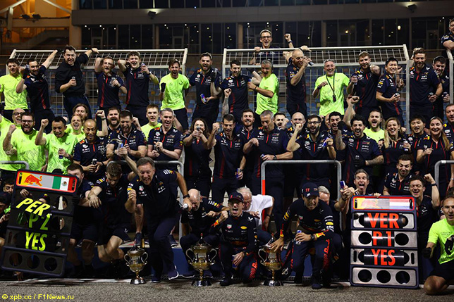 Команда Red Bull Racing празднует успех в Бахрейне