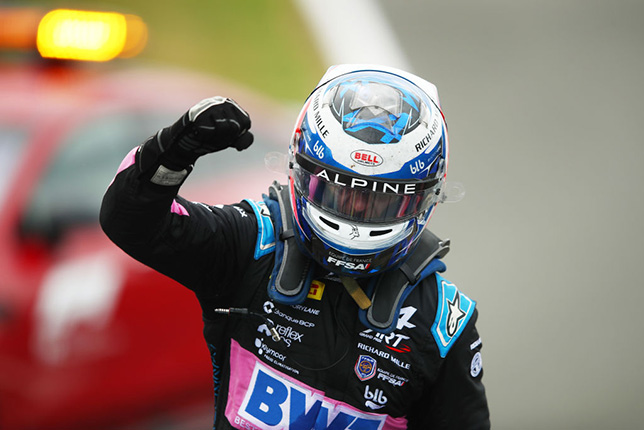 Виктор Мартен, победитель воскресной гонки в Сильверстоуне, фото Формулы 2