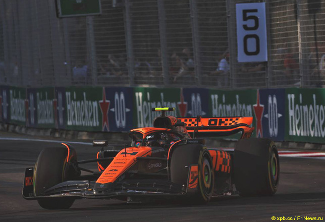 Машина McLaren на трассе в Сингапуре