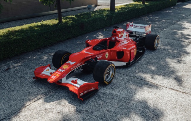 Гоночный симулятор в виде репики Ferrari F14 T, фото пресс-службы Bonhams