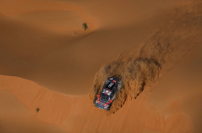 Карлос Сайнс пересекает пустыную Руб-эль-Хали, фото пресс-службы Дакара