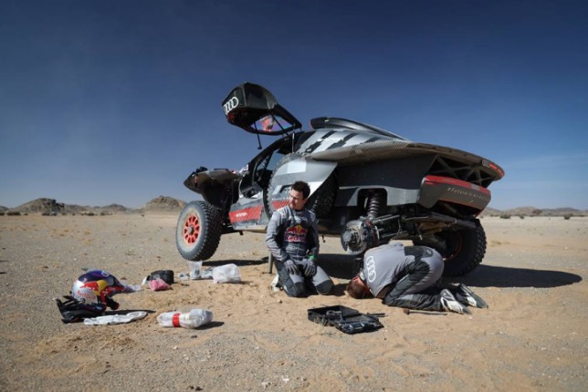 Экипаж Маттиаса Экстрёма пытается починить свою машину, фото пресс-службы Дакара