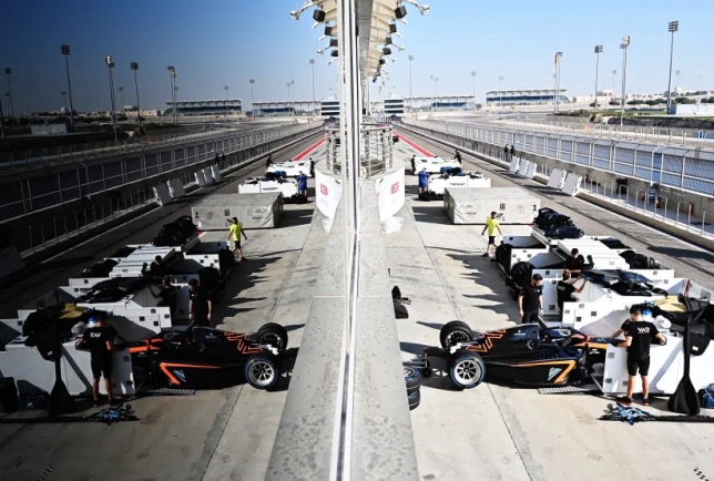 Команды Ф2 готовятся к тестав на автодроме в Бахрейне, фото пресс-службы Формулы 2