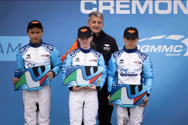 Элла Хаккинен (в центре) вместе с призёрами гонки, фото Kartcom