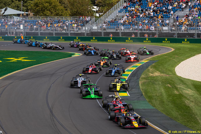 Старт гонки Формулы 2 в Мельбурне