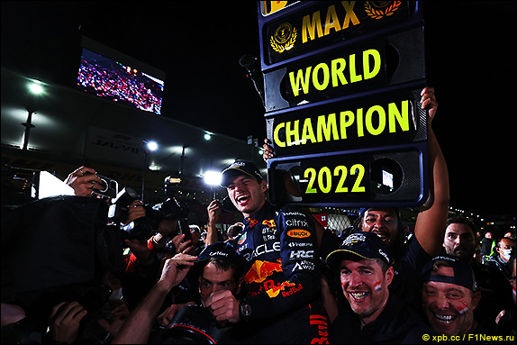 Команда Red Bull празднует победу Макса Ферстаппена 