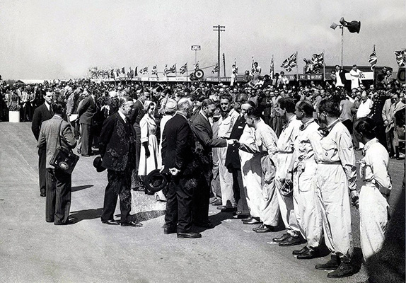 Король Георг VI встречается с гонщиками на Гран При Великобритании 1950 года, первой гонке в истории чемпионатов мира Формулы 1