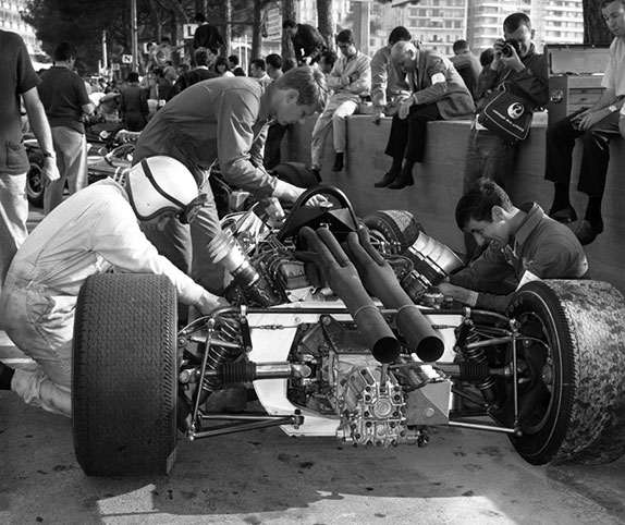 В 1966 году команда McLaren состояла из шести человек, и Брюс Макларен работал вместе со своими двумя механиками