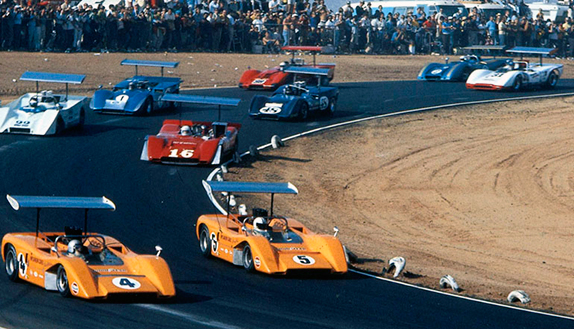 Типичная картина для чемпионата CanAm 1969 года - Халм и Макларен возглавляют пелотон и определяют победителя между собой. Фото McLaren