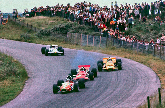 Сильвио Мозер, Крис Эймон, Брюс Макларен и Джек Брэбэм ведут борьбу на Гран При Нидерландов 1969 года