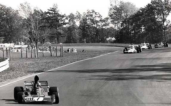 Джеки Стюарт отрывается от пелотона на Гран При США 1972 года