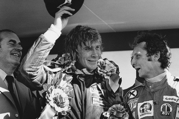 Джеймс Хант и Ники Лауда на подиуме Гран При Великобритании 1976 года