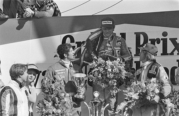 Джоди Шектер, Ники Лауда и Жак Лаффит на подиуме Гран При Нидерландов 1977 года