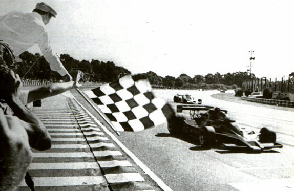 Хуан-Мануэль Фанхио даёт ошибочную отмашку флагом Ронни Петерсона на Гран При Аргентины 1978 года