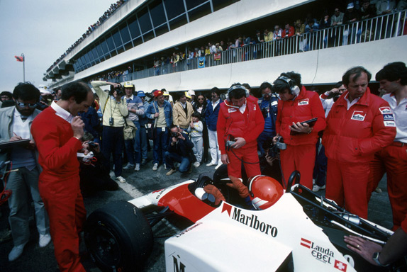 Джон Барнард, Стив Николс и Рон Деннис возле машины Ники Лауды на Гран При Франции 1983 года