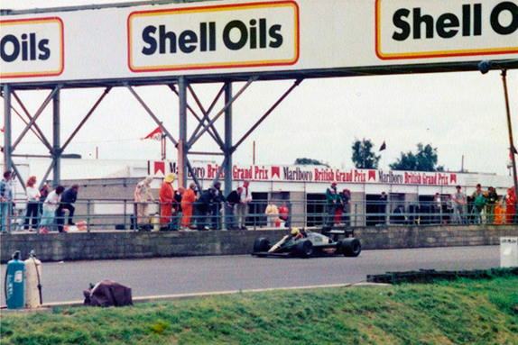 Айртон Сенна останавливается на стартовой прямой на Гран При Великобритании 1985 года