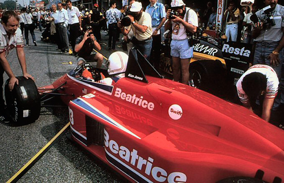 Алан Джонс на машине Haas Lola на Гран При Италии 1985 года
