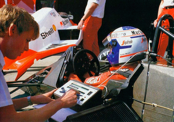 Ален Прост в боксах McLaren на Гран При Сан-Марино 1986 года