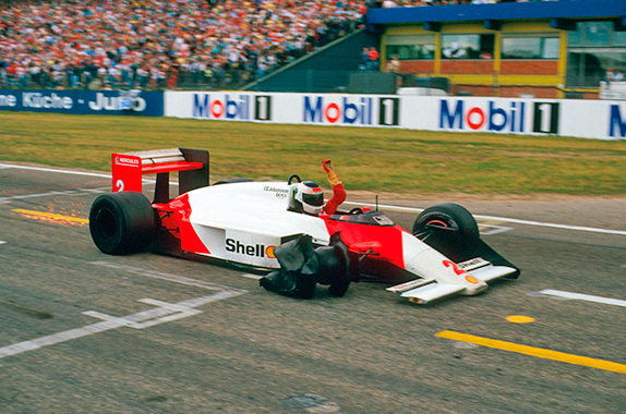 Стефан Йохансон финиширует на Гран При Германии 1987 года на трёх колёсах