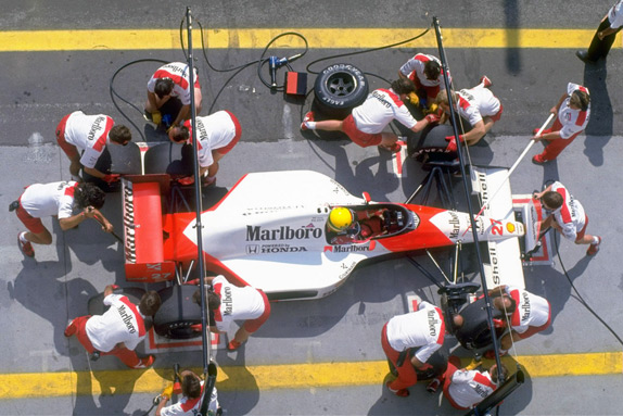 Айртон Сенна на пит-стопе во время Гран При Венгрии 1990 года. Фото McLaren