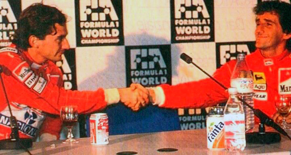Рукопожатие Айртона Сенны и Алена Проста на пресс-конференции после Гран При Италии 1990 года