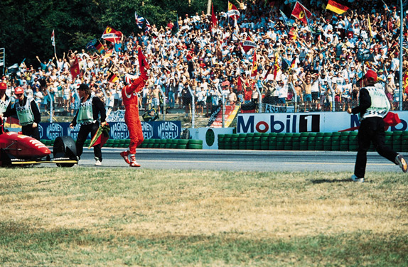 Герхард Бергер празднует победу на Гран При Германии 1994 года. Фото Ferrari