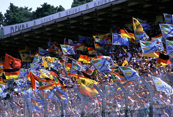 Немецкие болельщики на трибунах Хоккенхаймринга, 1994 год