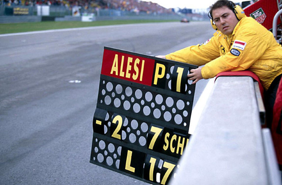 Механик Алези сообщает ему отрыв от преследователей на Гран При Европы 1995 года. Фото Ferrari