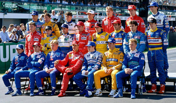 Групповое фото пилотов перед стартом сезона 1996 года в Австралии. Лука Бадоер и Педру-Паулу Диниц рядом, во втором ряду