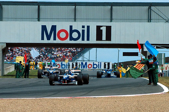 Деймон Хилл после победы на Гран При Франции 1996 года