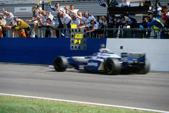 Жак Вильнёв выигрывает Гран При Великобритании 1996 года. Фото Williams