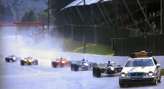 Старт позади автомобиля безопасности на Гран При Бельгии 1997 года