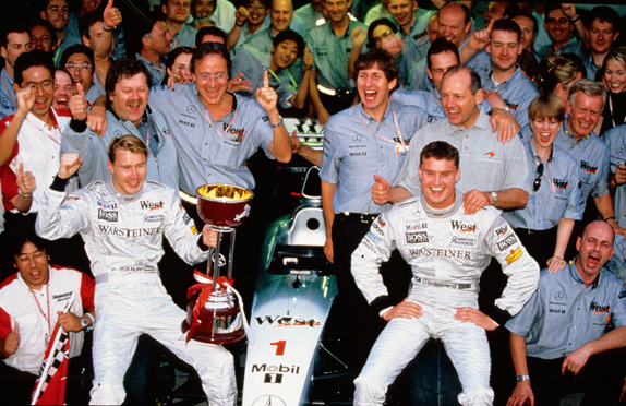 Команда McLaren празднует победу в чемпионате и на Гран При Японии 1998 года