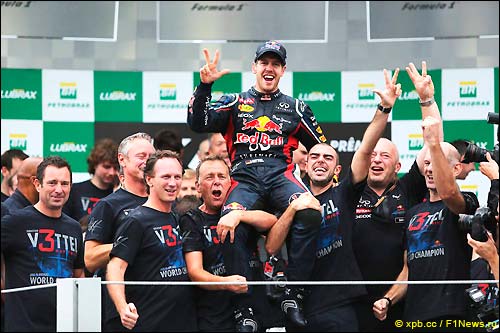 Команда Red Bull Racing отмечает победу в чемпионате