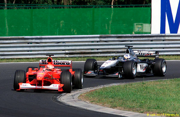 Дэвид Култхард преследует Михаэля Шумахера на Гран При Венгрии 2000 года