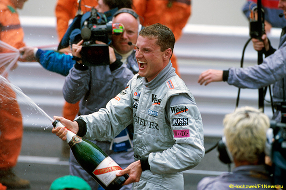 Дэвид Култхард празднует победу на Гран При Монако 2000 года