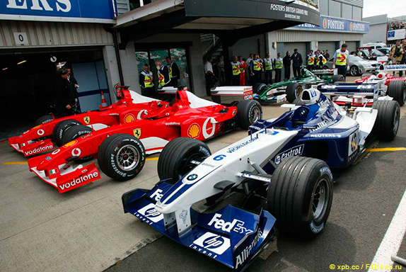Машины Ferrari и Williams Хуана-Пабло Монтойи на Гран При Великобритании 2002 года