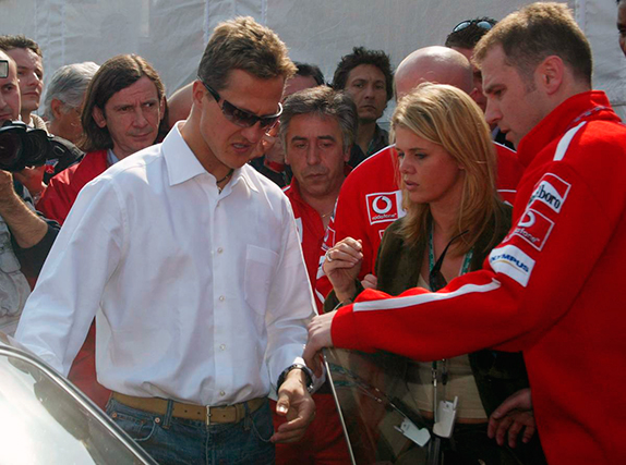 Михаэль Шумахер с женой Коринной уезжают в аэропорт после квалификации Гран При Сан-Марино 2003 года