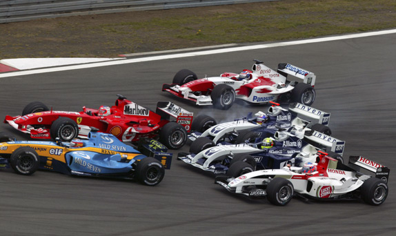 Сражение за позицию на старте между пилотами Williams и Toyota плохо закончилась для всех, кроме Паниса