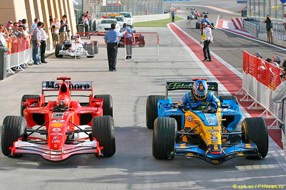 Михаэль Шумахер и Фернандо Алонсо после финиша Гран При Бахрейна 2006 года