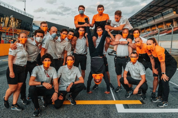 Ландо Норрис и команда McLaren, Австрия, 2020 (фото из Instagram гонщика)
