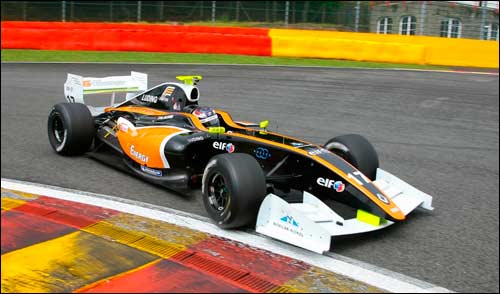 Михаил Алешин на трассе Мировой серии Renault