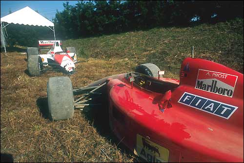 Ferrari 641 Алена Проста и McLaren MP4/5B Honda Йартона Сенны после инцидента на старте