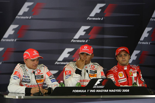 Слева направо: Хейкки Ковалайнен (McLaren Mercedes),  Льюис Хэмилтон (McLaren Mercedes), Фелипе Масса (Ferrari)